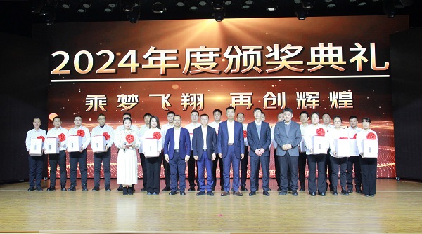 优秀员工颁奖.jpg